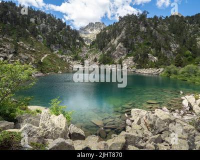 Berglandschaft mit Seen und Gipfeln im Gerbertal, in Aiguestortes und im Nationalpark Estany de Sant Maurici. Wandern in den pyrenäen. Stockfoto