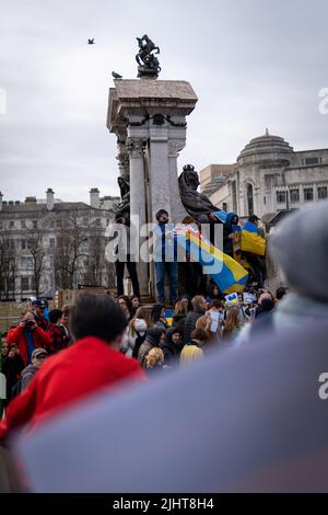 Die Menschen, die in Manchester mit ukrainischen Flaggen gegen den Krieg protestieren Stockfoto