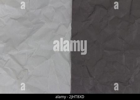Schwarzer und grauer, zerknitterter Papiertextur-Hintergrund. Stockfoto