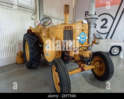 Avellaneda, Argentinien - 03. Apr 2022: Alter gelber IAME Pampa Landwirtschaftstraktor 1950s, argentinische Version von Lanz Bulldog D9506 . Oldtimer-Show. Stockfoto