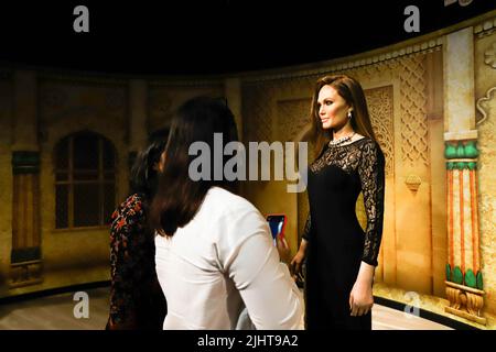 Noida, Indien. 19.. Juli 2022. Das Wachsfigurenkabinett der amerikanischen Schauspielerin Angelina Jolie während der Presseinterpremiere des Madame Tussauds Wachsfigurenkabinett in Noida. Fast 50 Figuren aus verschiedenen Genres, darunter Geschichte, Sport, Musik, Film, Und Fernseher. Jede Wachsfigur wird von über 20 internationalen Künstlern gefertigt, die 3-6 Monate lang gleichzeitig daran arbeiten, die Magie zu erschaffen. Kredit: SOPA Images Limited/Alamy Live Nachrichten Stockfoto