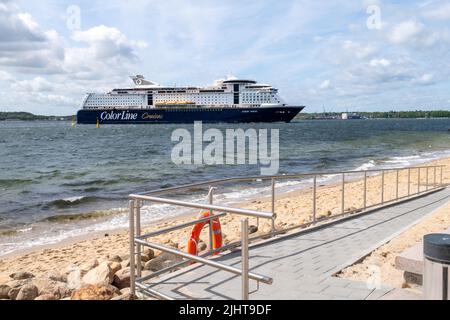 Kiel, Schleswig-Holstein, Deutschland, Mai 14 2022, Hafen der deutschen Stadt Kiel, Farblinienfähre, Farbmagie, Kopierraum Stockfoto