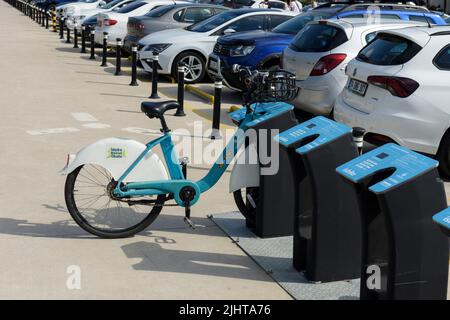 ISTANBUL, TÜRKEI - 11. JULI 2022: Isbike-Leihräder der Stadtgemeinde Istanbul werden zur Miete nebeneinander geparkt. Stockfoto