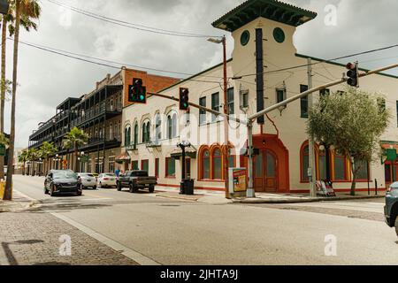 Eine schöne Aussicht auf das historische Ybor Stadtviertel mit traditionellen Gebäuden in Tampa, Florida Stockfoto