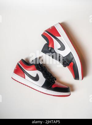 Eine Draufsicht auf den niedrig schwarz weiß roten Jordan 1 Dunks auf weißem Hintergrund Stockfoto