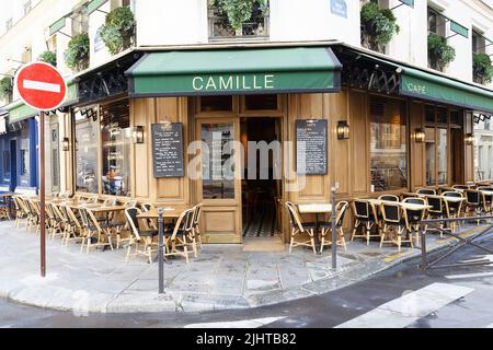 Blick auf typisch französische Cafes Camille im Viertel Marais, der historischen Pariser Bezirk gelegen, auf dem rechten Ufer. Stockfoto