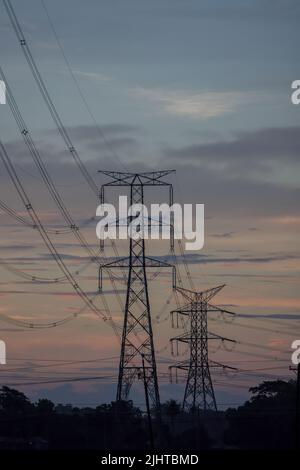 Dämmerungshimmel und Elektrischer Pol beim Sonnenaufgang in Chittagong, Bangladesch. Stockfoto