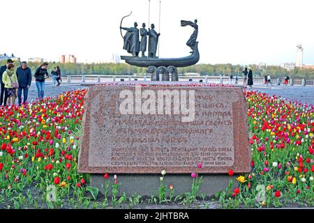 KIEW, UKRAINE - 09. MAI 2021: Denkmal für die Gründer von Kiew (Brüder Kyi, Schek, Horiv und ihre Schwester Lybid) in der Nacht am 09. Mai 2021 in Kiew, U Stockfoto