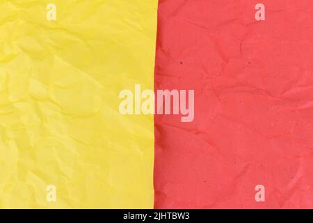 Gelber und orangefarbener Hintergrund mit zerknitterter Papierstruktur. Stockfoto