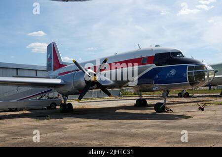 Prag, Tschechische Republik - 17. Juni 2022 - Freilichtausstellung von Militärhubschraubern im Luftmuseum des Militärhistorischen Instituts in Kbely. Stockfoto