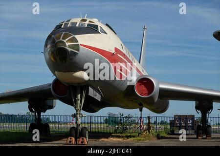 Prag, Tschechische Republik - 17. Juni 2022 - Freilichtausstellung von Militärhubschraubern im Luftmuseum des Militärhistorischen Instituts in Kbely. Stockfoto