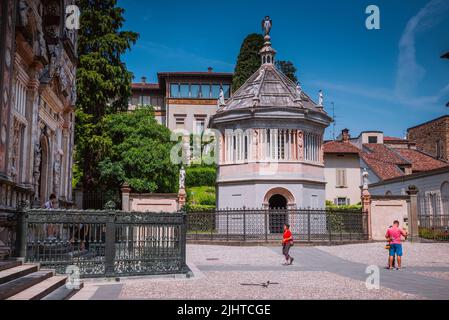 Das Baptisterium von Bergamo ist das für den Taufritus vorgesehene Gebäude an der Piazza del Duomo vor der Basilika Sant'Alessandro Sin Stockfoto