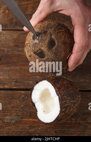 Nahaufnahme der Kokosnuss während des Öffnens Stockfoto