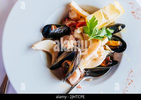 Traditionelle italienische Küche. Meersalat mit Salmoriglio-Sauce. Bergamo, Lombardei, Italien, Europa Stockfoto