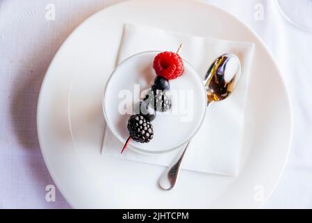 Traditionelle italienische Küche. Nachtisch. Panna Cotta mit Beeren. Bergamo, Lombardei, Italien, Europa Stockfoto