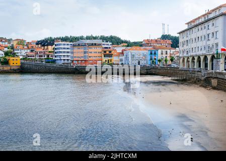 Typische asturische Architektur neben dem Strand La Ribera. Der Strand von La Ribera hat nicht viele Badegäste, auch nicht im Sommer, weil er bei Hi verschwindet Stockfoto