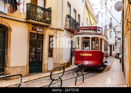 Die Straßenbahnlinie 28 fährt durch die engen Gassen der Altstadt von Lissabon und ist eine Attraktion für Touristen, Portugal Stockfoto