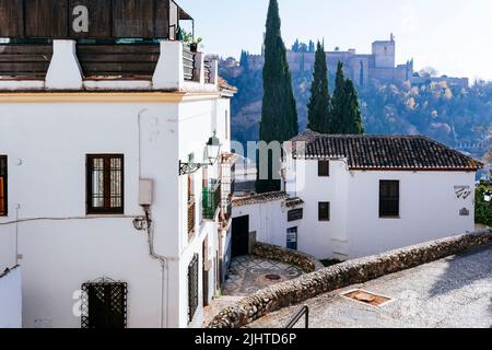 Typische Straße der Nachbarschaft. Die Albaicín, historisch bekannt als Albayzín, ist ein Stadtteil von Granada. Es behält die engen verwinkelten Straßen von i Stockfoto