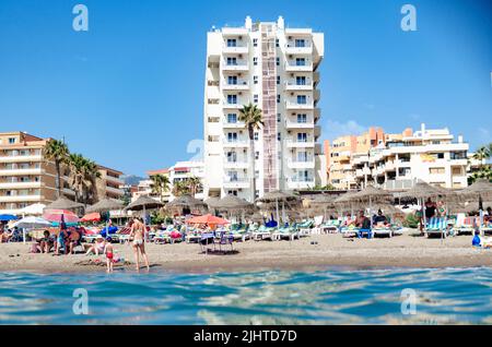 Badegäste am Strand von La Carihuela. Torremolinos, Málaga, Costa de Sol, Andalusien, Spanien, Europa Stockfoto