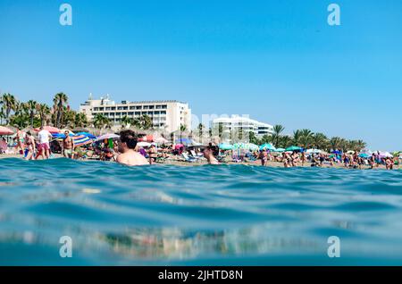 Badegäste am Strand von La Carihuela. Torremolinos, Málaga, Costa de Sol, Andalusien, Spanien, Europa Stockfoto