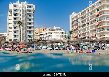 Badegäste am Strand von La Carihuela. Torremolinos, Málaga, Costa de Sol, Andalusien, Spanien, Europa Stockfoto