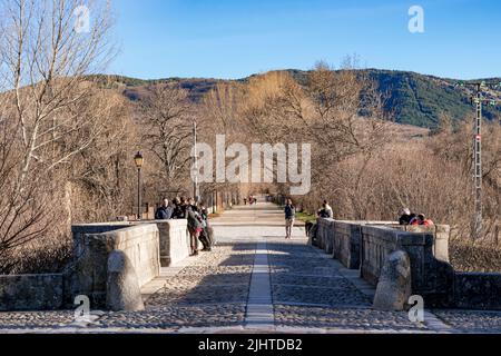 Puente del Perdón - Brücke der Begnadigung, ist eine steinerne Brücke über den Fluss Lozoya. Rascafría, Comunidad de Madrid, Spanien, Europa Stockfoto