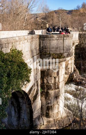 Puente del Perdón - Brücke der Begnadigung, ist eine steinerne Brücke über den Fluss Lozoya. Rascafría, Comunidad de Madrid, Spanien, Europa Stockfoto