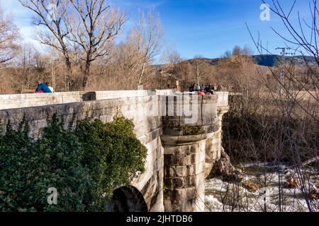 Puente del Perdón - Brücke der Begnadigung, ist eine steinerne Brücke über den Fluss Lozoya. Rascafría, Comunidad de Madrid, Spanien, Europa Stockfoto