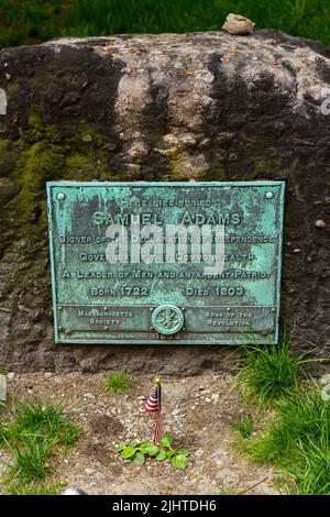 Boston MA, USA, 16. Mai 2022: Samuel Adams Grabstein in Boston Massachusetts. Eine der Sehenswürdigkeiten auf dem Freedom Trail. Stockfoto