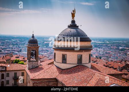 Vom Torre Civica aus gesehen, die Kuppel und der Glockenturm der Kathedrale von Bergamo, die dem Heiligen Alexander von Bergamo gewidmet ist. Duomo di Bergamo. Bergamo, Lombardei, Stockfoto