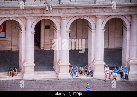 Die Eingangsloggia wurde vom Architekten Andrea Ceresola entworfen. Die Angelo Mai Civic Library von Bergamo ist die wichtigste historische Denkmalschutzinstitution von Stockfoto