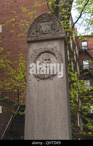 Boston, MA, USA, 16. Mai 2022: Das Denkmal und der Grabstein von John Hancock auf dem Granary Burying Ground. Stockfoto