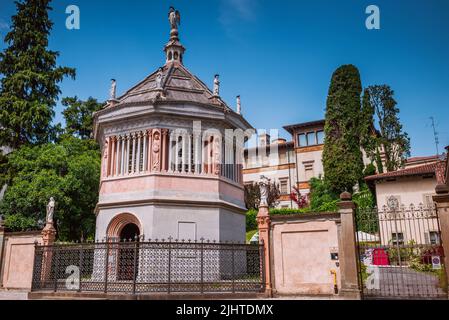 Das Baptisterium von Bergamo ist das für den Taufritus vorgesehene Gebäude an der Piazza del Duomo vor der Basilika Sant'Alessandro Sin Stockfoto