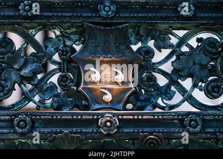 Detail des bronzenen Zauns vor Cappella Colleoni. Wappen mit drei Hoden. Der Legende nach bringt das Reiben Viel Glück. Berga Stockfoto