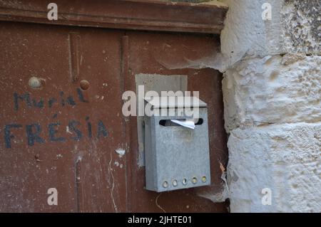 Altes verlassenes Haus in einer Straße aus frankreich Stockfoto