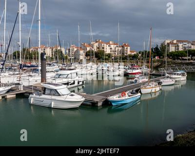 La Rochelle, Frankreich Juli 2022. Hafen von La Rochelle mit Segelbooten, blauer Himmel Stockfoto