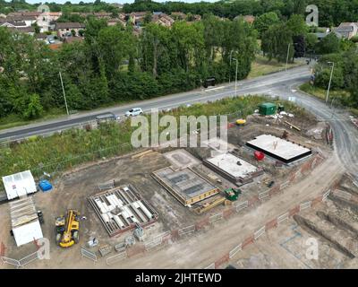 Pontypridd, Wales - Juli 2022: Luftaufnahme der Fundamente für neue Häuser auf einer Entwicklung in Südwales. Stockfoto