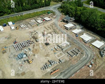 Pontypridd, Wales - Juli 2022: Luftaufnahme einer neuen Wohnsiedlung in Südwales. Stockfoto