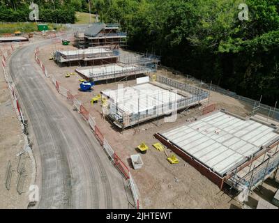 Pontypridd, Wales - Juli 2022: Luftaufnahme der Fundamente für neue Häuser auf einer Entwicklung in Südwales. Stockfoto