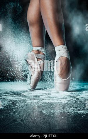 Nahaufnahme der Ballerina-Füße in spitzenschuhen auf der Bühne mit Kreide Stockfoto