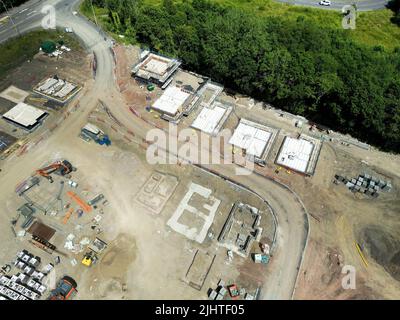 Pontypridd, Wales - Juli 2022: Luftaufnahme der Fundamente für Häuser auf einer neuen Wohnsiedlung in Südwales Stockfoto