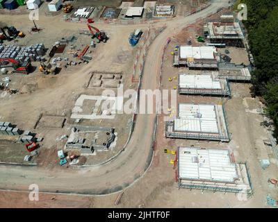 Pontypridd, Wales - Juli 2022: Luftaufnahme der Fundamente für Häuser auf einer neuen Wohnsiedlung in Südwales Stockfoto