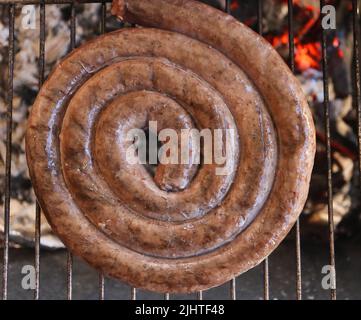 Boerewors Wurst auf einem Braai. Boerewors oder Braai wors, ein traditionelles südafrikanisches Wurstfleisch, das normalerweise auf einem Braai oder grill zubereitet wird. Grillfleisch Stockfoto