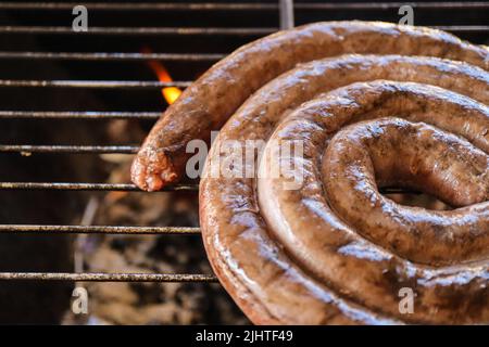 Boerewors Wurst auf einem Braai. Boerewors oder Braai wors, ein traditionelles südafrikanisches Wurstfleisch, das normalerweise auf einem Braai oder grill zubereitet wird. Grillfleisch Stockfoto