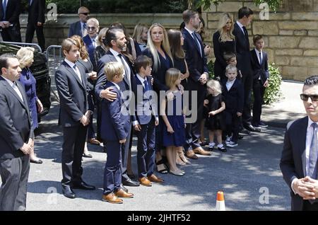 New York, Usa. 20.. Juli 2022. Die Kinder von Ivana Trump, Donald Jr., links, Eric, Mitte und Ivanka, Kommen Sie am Mittwoch, den 20. Juli 2022, mit ihren Familien zur Beerdigung ihrer Mutter Ivana Trump in der St. Vincent Ferrer Roman Catholic Church auf der Lexington Avenue in New York City. Foto von Peter Foley/UPI Credit: UPI/Alamy Live News Stockfoto