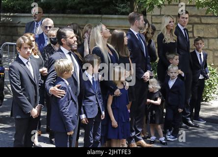 New York, Usa. 20.. Juli 2022. Die Kinder von Ivana Trump, Donald Jr., links, Eric, Mitte und Ivanka, Kommen Sie am Mittwoch, den 20. Juli 2022, mit ihren Familien zur Beerdigung ihrer Mutter Ivana Trump in der St. Vincent Ferrer Roman Catholic Church auf der Lexington Avenue in New York City. Foto von Peter Foley/UPI Credit: UPI/Alamy Live News Stockfoto