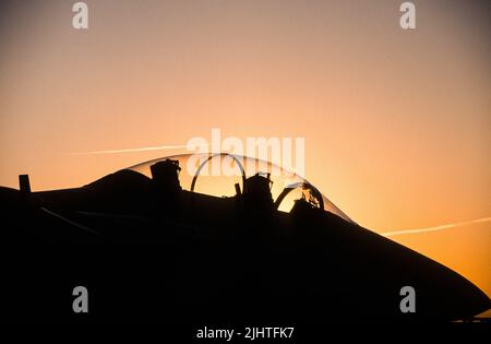 USAF F-15 Eagle Cockpit bei Sonnenaufgang auf der Edwards Air Force Base in Kalifornien Stockfoto
