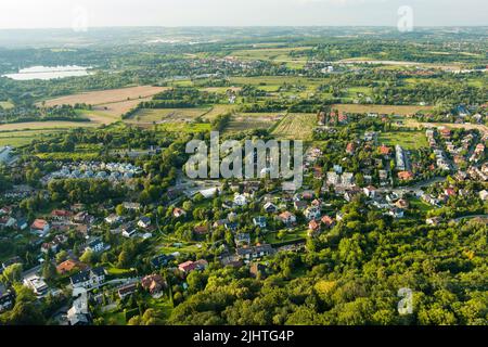 Schöne Luftaufnahme der Vorstadt mit schönen Häusern und Autos am sonnigen Sommertag in Krakau, Polen. Stockfoto