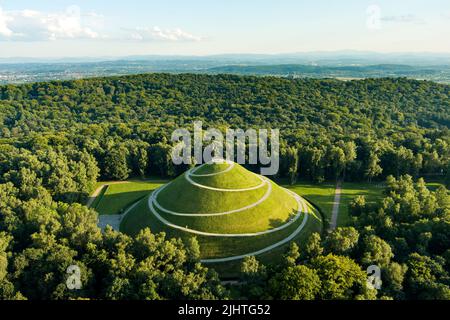 Luftaufnahme des berühmten Pilsudski-Hügels an einem sonnigen Sommertag, einem künstlichen Hügel im westlichen Teil von Krakau, auf den Sowiniec-Höhen. Stockfoto