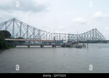 Die Howrah-Brücke, eine ausbalancierte, befestigte Freischwinger-Brücke über den Hooghly-Fluss in Westbengalen, Indien, Südasien-Pazifik, 28. Juni 2022 Stockfoto